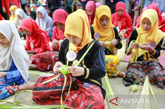 Festival Ketupat di Pantai Lombang Sumenep, Jawa Timur. Foto: ANTARA/ HO-Pemkab Sumenep