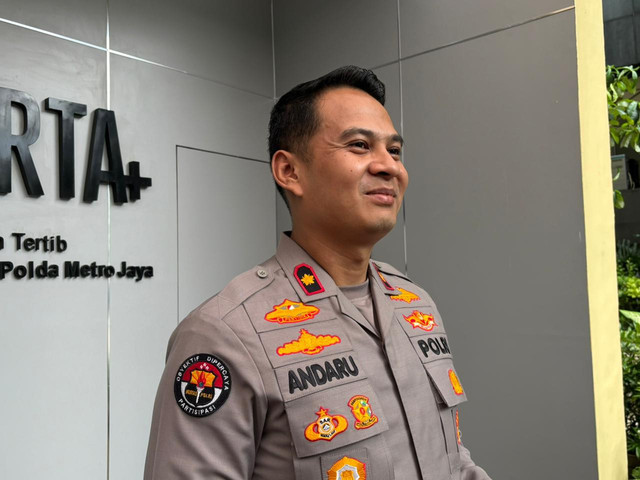 Kasubbid Penmas Polda Metro Jaya Kompol Andaru Rahutomo memberikan keterangan pers soal penangkapan WN Liberia atas penipuan black dollar di PMJ, Jumat (27/3/2026). Foto: Amira Nada Fauziyyah/kumparan