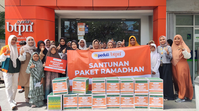 Berbagi Bingkisan Ramadhan dan Santunan Yatim Dhuafa (Sumber : DT Peduli)