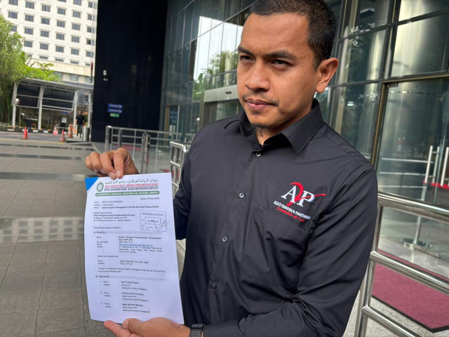 Ketua DPP Asosiasi Persaudaraan Islam (API) sekaligus Penasihat Hukum eks Wamenaker Emmanuel Ebenezer (Noel), Aziz Yanuar usai melaporkan pimpinan-deputi KPK ke Dewas KPK di Gedung Merah Putih KPK, Jakarta Selatan pada Jumat (27/3/2026). Foto: Abid Raihan/kumparan