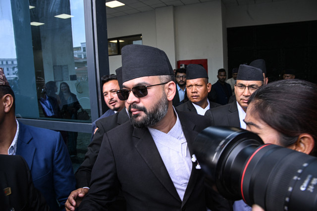 Pemimpin Rastriya Swatantra Party Balendra Shah meninggalkan lokasi usai pengambilan sumpah jabatan di parlemen di Kathmandu (26/3/2026). Foto: Prakash Mathema/AFP