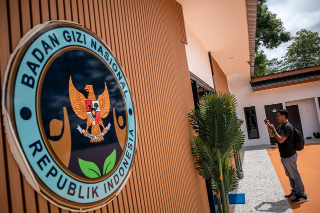 Jurnalis mengambil gambar suasana dapur Satuan Pelayanan Pemenuhan Gizi (SPPG) Yayasan Pramaguna Nasional yang ditutup sementara di Pangauban, Batujajar, Kabupaten Bandung Barat, Jawa Barat, Jumat (27/3/2026). Foto: Abdan Syakura/ANTARA FOTO