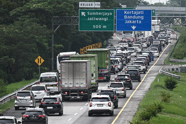 Sejumlah kendaraan melintas saat penerapan rekayasa lalu lintas satu arah atau one way di ruas Tol Cikopo-Palimanan, Kabupaten Majalengka, Jawa Barat, Jumat (27/3/2026). Foto: Fauzan/ANTARA FOTO