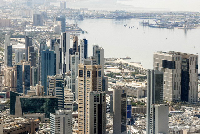 Foto ini diambil dari lantai 75 salah satu dari 10 menara tertinggi di dunia, Menara Al-Hamra di Kota Kuwait, menunjukkan pelabuhan Shuwaikh (latar belakang) dan area pantai Shuwaikh (tengah), di ibu kota Kuwait pada (9/9/2024). Foto: Yasser Al-Zayyat/AFP