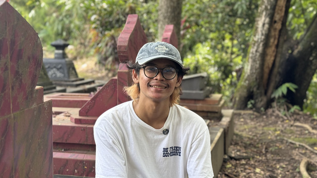 Agus Ponco, pemuda asal Magelang pemilik akun media sosial @makamcleaner yang telah membersihkan ratusan makam telantar. Foto: Pandangan Jogja/Gigih Imanadi Darma