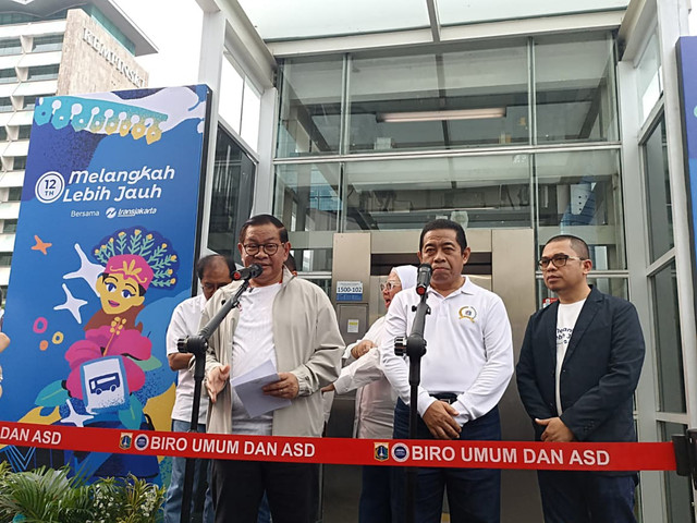 Gubernur DKI Jakarta Pramono Anung, Ketua DPRD DKI Jakarta Khoirudin, dan Dirut PT Transjakarta Welfizon Yuza usai menghadari Perayaan HUT ke-12 Transjakarta di Halte Tosari, Jakarta Pusat, Jumat (27/3/2026). Foto: Nauval Pratama/kumparan