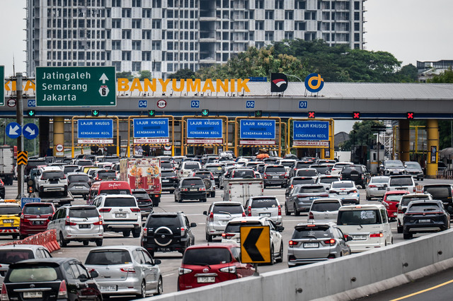 Antrean kendaraan yang didominasi pemilir memasuki Gerbang Tol Banyumanik menuju arah Jakarta di Semarang, Jawa Tengah, Jumat (27/3/2026). Foto: Aprillio Akbar/ANTARA FOTO