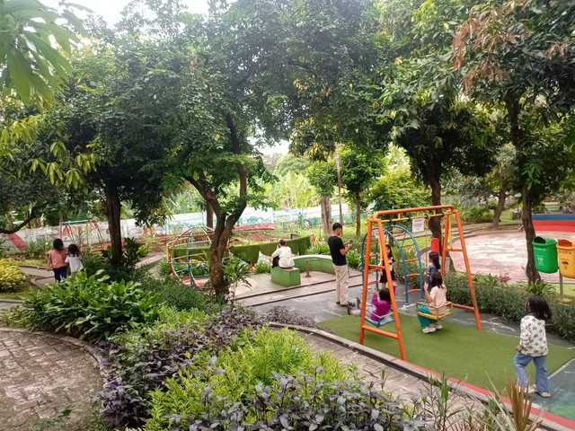 Beberapa anak sedang bermain di taman RPTRA Anggrek Bintaro, ditemani dengan suasan asri dari tanaman hijau sekitar. Foto: AISYAH APRILIA - Dokumentasi Pribadi