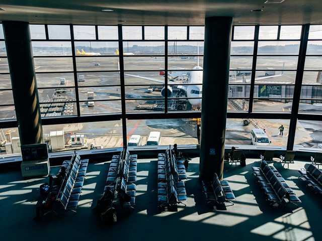 Ilustrasi Bandara Internasional, Foto oleh Markus Winkler: https://www.pexels.com/id-id/foto/bangunan-gedung-membangun-mendirikan-4836109/