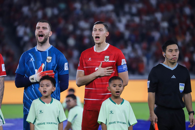 Maarten Paes dan Jay Idzes menyanyikan lagu kebangsaan Indonesia pada pertandingan FIFA Series 2026 antara Timnas Indonesia vs Saint Kitts and Nevis di Stadion Gelora Bung Karno, Jumat (27/3/2026). Foto: Iqbal Firdaus/kumparan