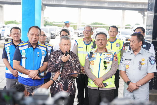 Dirut Jasa Marga Rivan A. Purwantono didampingi Direktur Bisnis Jasa Marga Reza Febriano dan Direktur Pengembangan Usaha Jasa Marga Ari Respati dalam konpers persiapan arus balik di Command Center KM 29 PJR Korlantas Polri pada Jumat (27/03/2026). Foto: Dok. Jasa Marga