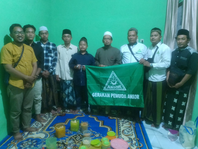 Foto : Membawa bendera panji NU (sumber: dok. pribadi)