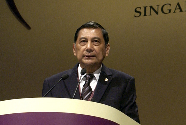 Menteri Pertahanan Indonesia Juwono Sudarsono menyampaikan pidato mengenai isu pengamanan perairan regional selama KTT Keamanan Asia Institut Internasional untuk Studi Strategis (IISS) ke-6, Dialog Shangri-la, di Singapura, (3/6/2007). Foto: Romeo Gacad/AFP