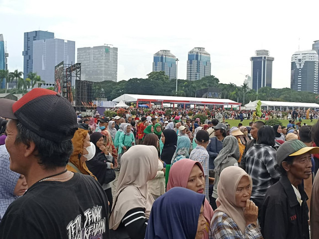 Suasana pengambilan Pangan Murah di kawasan Monas, Jakarta Pusat, Sabtu (28/3). Foto: Nauval Pratama/kumparan