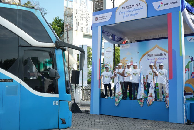 Manajemen Pertamina melepas arus balik Mudik Bareng Pertamina 2026 di Semarang pada Sabtu (28/3) sebagai bagian dari komitmen perusahaan dalam mendukung kelancaran mobilitas masyarakat pasca Idulfitri. Foto: Pertamina.