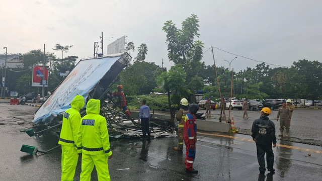 Terjadi hujan disertai angin kencang yang menyebabkan reklame roboh di Jalan Terusan Buah Batu, Batununggal, Kota Bandung pada Sabtu (28/3/2026). Foto: Dok. Diskar Kota Bandung