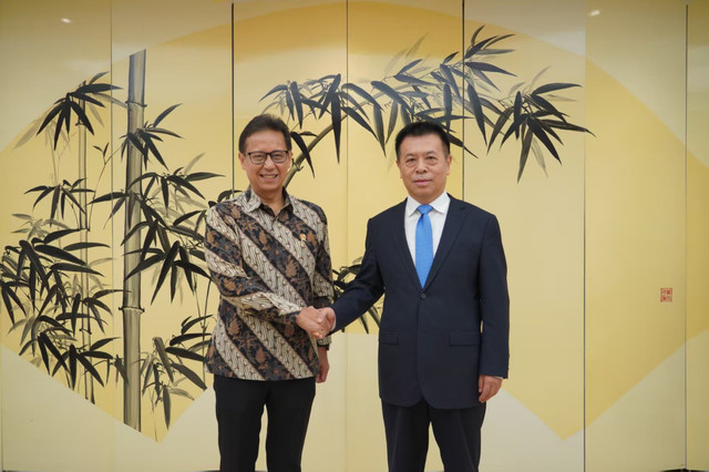 Menkes Budi Gunadi Sadikin menggelar pertemuan bilateral dengan Menkes China di China, Jumat (27/3). Foto: Dok. Kemenkes
