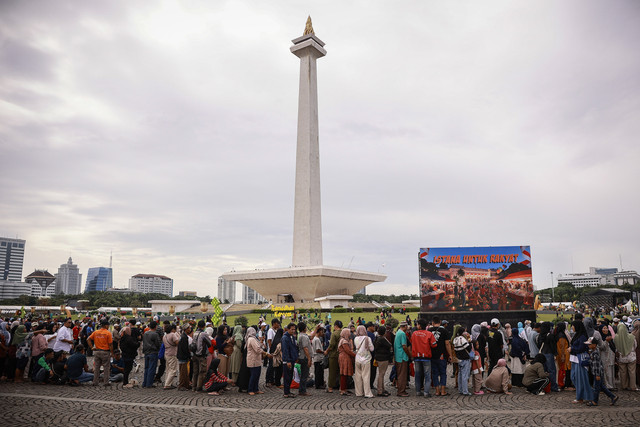 Warga antre untuk menukarkan kupon sembako pada Pasar Murah untuk Rakyat di kawasan Monas, Jakarta, Sabtu (28/3/2026). Foto: Dhemas Reviyanto/ANTARA FOTO