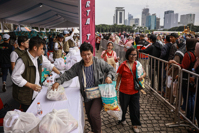 Petugas melayani warga yang mengambil paket sembako pada Pasar Murah untuk Rakyat di kawasan Monas, Jakarta, Sabtu (28/3/2026). Foto: Dhemas Reviyanto/ANTARA FOTO
