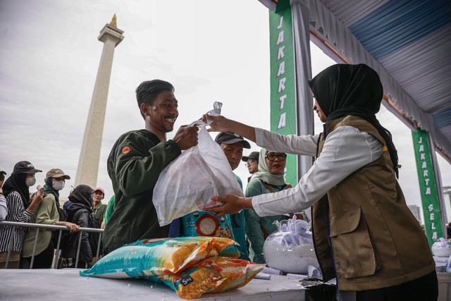 Petugas melayani warga yang mengambil paket sembako pada Pasar Murah untuk Rakyat di kawasan Monas, Jakarta, Sabtu (28/3/2026). Foto: Dhemas Reviyanto/ANTARA FOTO