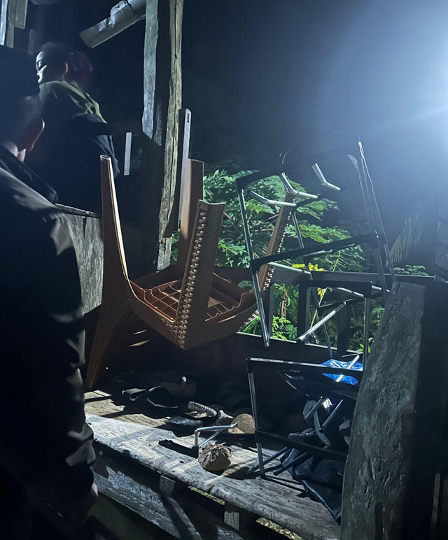 Rumah ibunda Kasat Binmas Polres Bulukumba AKP Rahman Mubin, yang dilempari batu. Foto: Dok. Istimewa