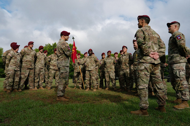 Letjen Angkatan Darat AS Christopher Donahue berbicara kepada anggota Divisi Lintas Udara ke-82 sebelum upacara penggantian nama Fort Bragg menjadi Fort Liberty di dekat Fayetteville (2/6/2023). Foto: ALLISON JOYCE/AFP
