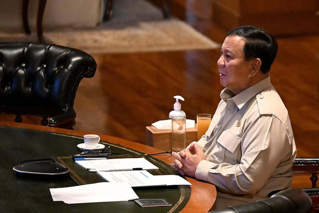 Presiden Prabowo Subianto menggelar rapat terbatas bersama sejumlah menteri Kabinet Merah Putih melalui video conference untuk membahas penyesuaian kebijakan ekonomi dan energi, dengan sekitar 15 menteri turut hadir (28/3/2026). Foto: Dok. Instagram @sekretariat.kabinet
