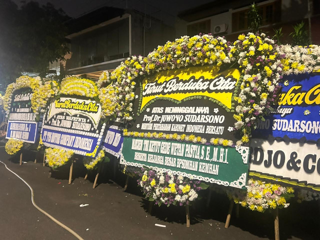 Ratusan karangan bunga berjejer di rumah duka Eks Menhan Juwono, Pondok Indah, Jakarta Selatan, Sabtu (28/3). Foto: Nauval Pratama/kumparan