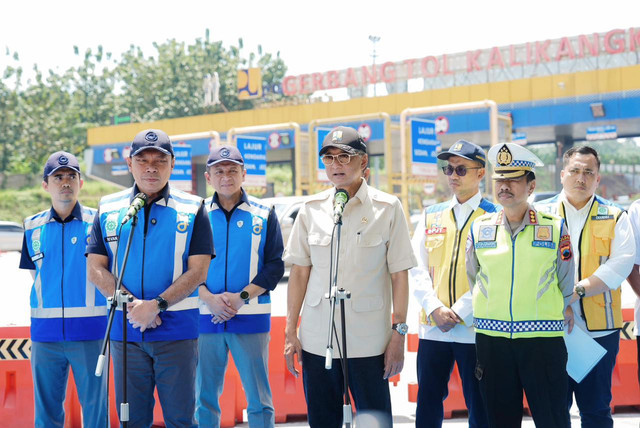 Menteri Pekerjaan Umum (PU) Dody Hanggodo di Gerbang Tol (GT) Kalikangkung Jalan Tol Batang-Semarang pada Sabtu (28/03).  Foto: Dok. Jasa Marga