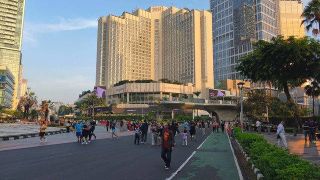 Suasana CFD perdana pasca-Lebaran di Bundaran HI, Jakarta Pusat, Minggu (29/3/2026). Foto:  Zamachsyari/kumparan