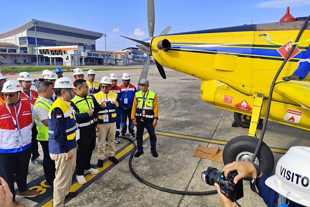 Proses pengiriman BBM ke daerah 3T dengan Air Tractor di Bandara Juwata, Tarakan, Kalimantan Utara, Sabtu (28/3/2026). Foto: Argya D Maheswara/kumparan