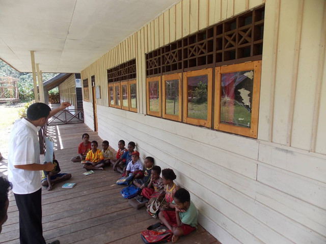 Suasana Belajar bersama anak anak SD di Tolikara Papua (Foto dokumen pribadi)