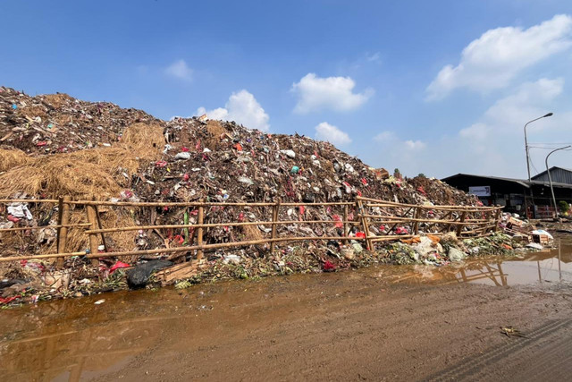 Suasana tumpukan sampah di Pasar Induk Kramat Jati, Jakarta Timur, Minggu (29/3/2026). Foto: Nasywa Athifah/kumparan