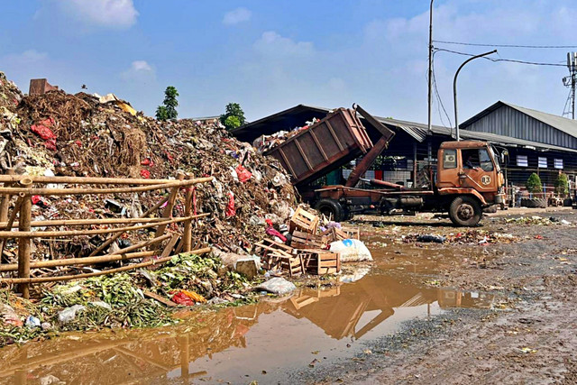 Suasana tumpukan sampah di Pasar Induk Kramat Jati, Jakarta Timur, Minggu (29/3/2026). Foto: Nasywa Athifah/kumparan