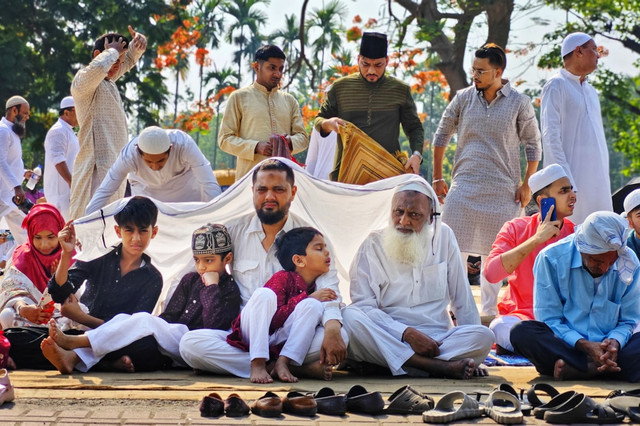 Ilustrasi cerita hari raya Idul Fitri bersama keluarga. Foto: Unsplash.com/Dibakar Roy