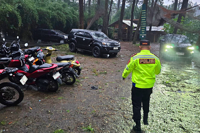 Sejumlah mobil tertimpa pohon imbas hujan deras angin kencang di Pangalengan. Foto: Dok. Polsek Pengalengan