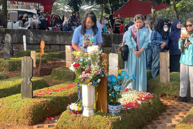 Penggemar Vidi Aldiano (Vidies) yang tergabung dalam gerakan Vidi Tetap Hidup, berziarah ke makam Vidi Aldiano dalam rangka merayakan ulang tahun almarhum di TPU Tanah Kusir, Jakarta Selatan, Minggu (29/3/2026). Foto: Salsha Okta Fairuz/kumparan