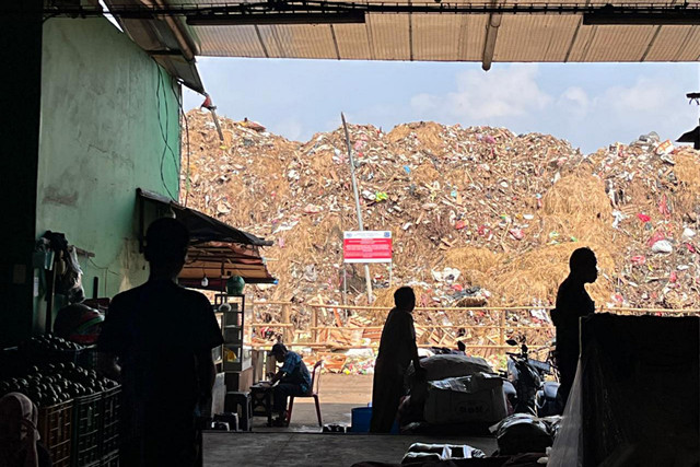Suasana tumpukan sampah di Pasar Induk Kramat Jati, Jakarta Timur, Minggu (29/3/2026). Foto: Nasywa Athifah/kumparan
