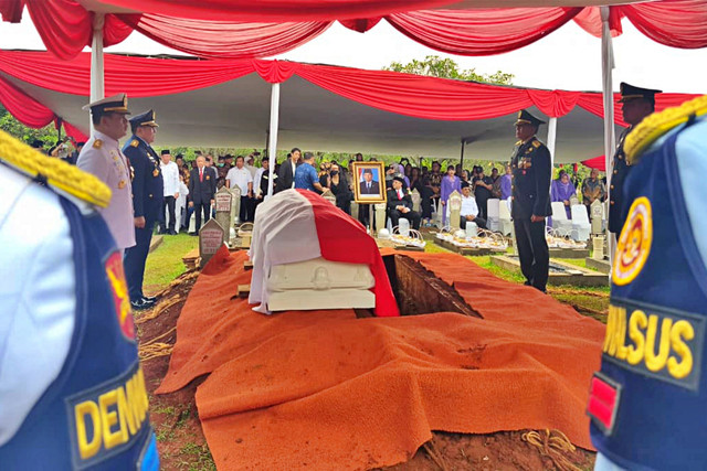 Suasana pemakaman Eks Menteri Pertahanan (Menhan), Juwono Sudarsono, di Taman Makam Pahlawan Kalibata, Jakarta, Minggu (29/3/2026). Foto: Jeni Ritanti/kumparan