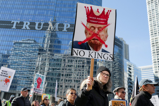 Demonstran menggelar aksi protes "No Kings"menentang kebijakan pemerintahan Presiden AS Donald Trump di Los Angeles, California, AS, Sabtu (28/3/2026). Foto: Jim Vondruska/ REUTERS