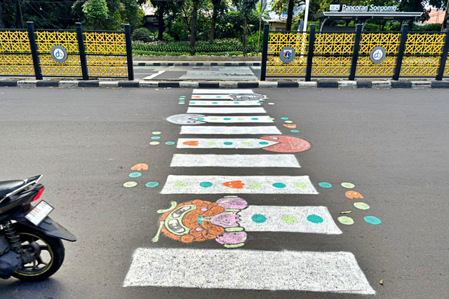 Potret zebra cross yang telah digambar oleh salah seorang warga di Jalan Soepomo, Jakarta Selatan, Minggu (29/3/2026). Foto: Ryan Iqbal/kumparan