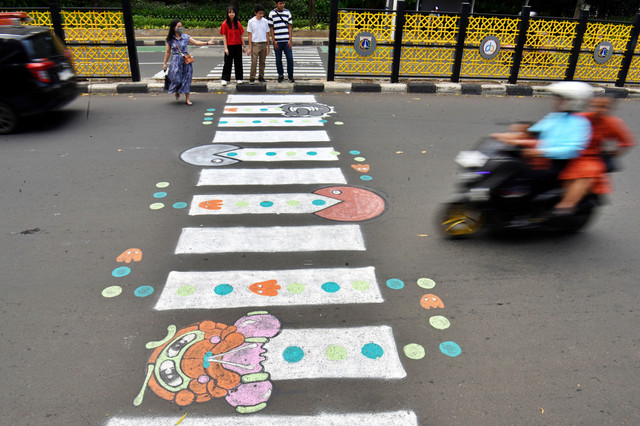 Pengguna jalan melintasi zebra cross buatan warga di Jalan Soepomo, Pancoran, Jakarta, Minggu (29/3/2026). Foto: Indrianto Eko Suwarso/ANTARA FOTO