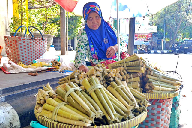 Sulasih berjualan dumbeg di sekitar Alun-alun Pati, Kabupaten Pati, Jawa Tengah pada Minggu (29/3/2026). Foto: Vega Maarijil Ula/kumparan