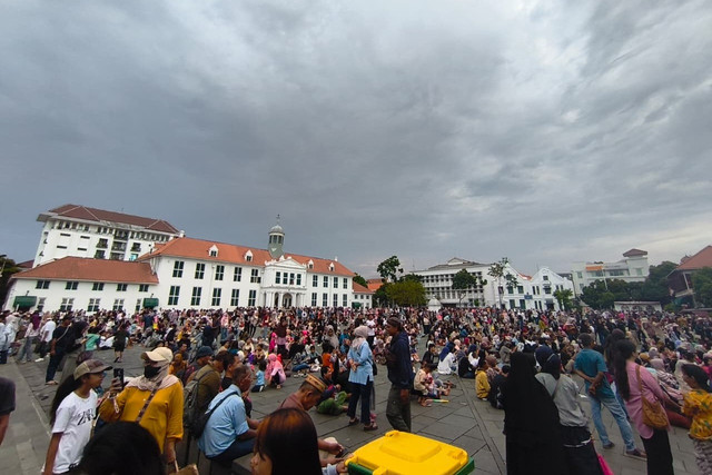 Sejumlah wisatawan menikmati suasana kawasan Kota Tua di Jakarta, Minggu (29/3/2026). Foto: Jeni Ritanti/kumparan