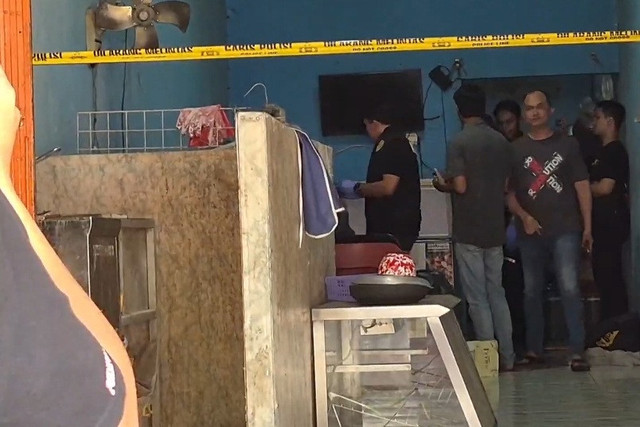 Polda Metro Jaya melakukan olah TKP lokasi penemuan mayat pegawai dalam freezer di Perumahan Mega Regency, Desa Sukaragam, Kecamatan Serang Baru, Kabupaten Bekasi, Minggu (29/3/2026). Foto: kumparan