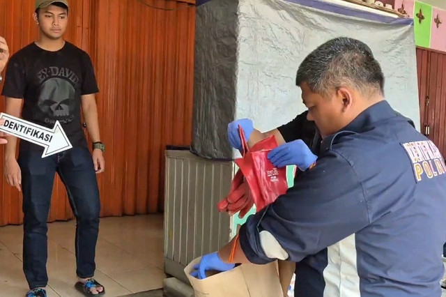 Polda Metro Jaya melakukan olah TKP lokasi penemuan mayat pegawai dalam freezer di Perumahan Mega Regency, Desa Sukaragam, Kecamatan Serang Baru, Kabupaten Bekasi, Minggu (29/3/2026). Foto: kumparan