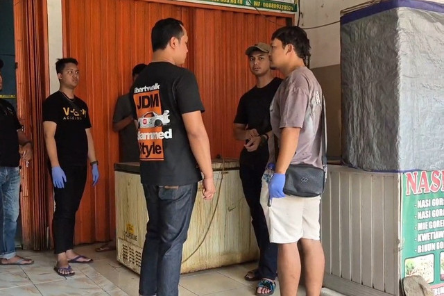 Polda Metro Jaya melakukan olah TKP lokasi penemuan mayat pegawai dalam freezer di Perumahan Mega Regency, Desa Sukaragam, Kecamatan Serang Baru, Kabupaten Bekasi, Minggu (29/3/2026). Foto: kumparan