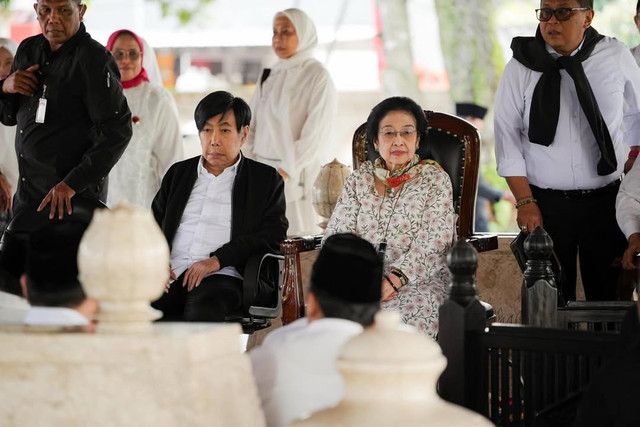 Ketua Umum PDIP Megawati Soekarnoputri ziarah ke makam sang ayah yang merupakan Proklamator Indonesia Sukarno (Bung Karno) di Blitar, Minggu (29/3/2026). Foto: Instagram/ @pramonoanungw