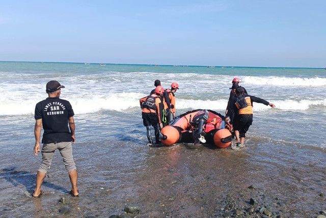 Tim SAR mencari wisatawan yang hilang akibat terseret ombak di Pantai Watu Bale, Kabupaten Kebumen, Jawa Tengah, Minggu (29/3/2026). Foto: Dok. Istimewa