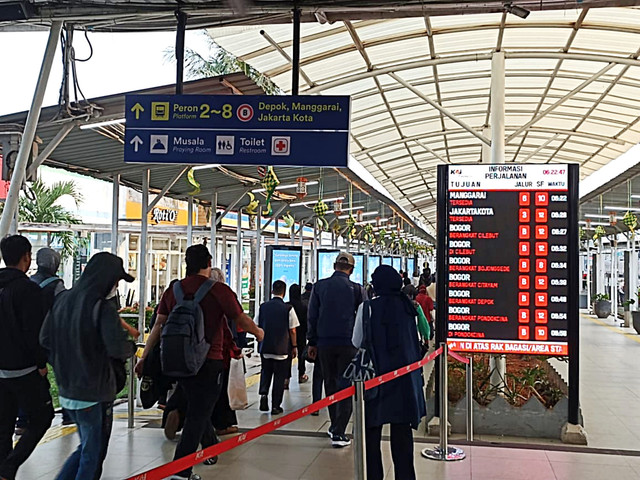 Suasana penumpang di Stasiun Bogor, Jawa Barat, di hari pertama bekerja usai libur Lebaran, Senin (30/3/2026). Foto: Nauval Pratama/kumparan
